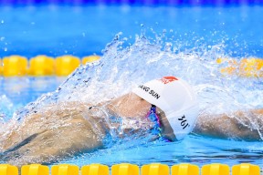 全黑队传球与突破一气呵成，敌方防线被频频突破，全黑队战舞