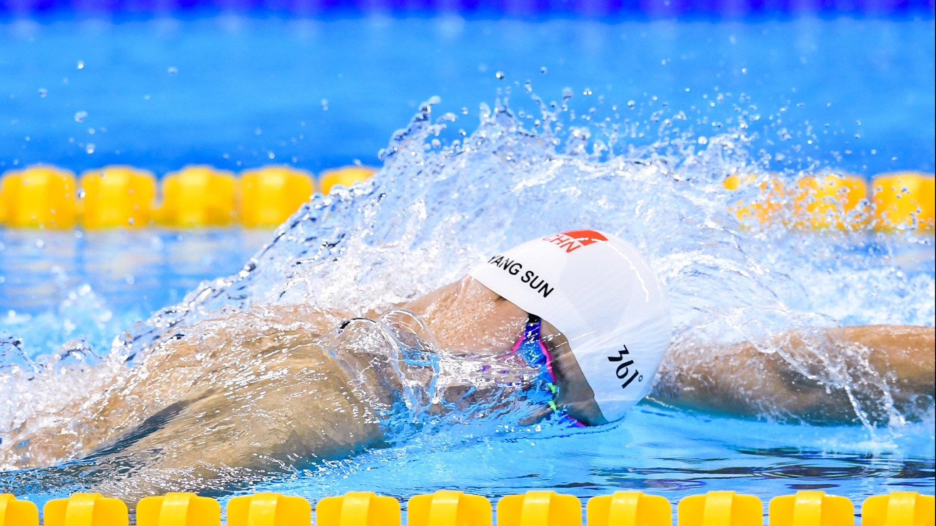 全黑队传球与突破一气呵成，敌方防线被频频突破，全黑队战舞